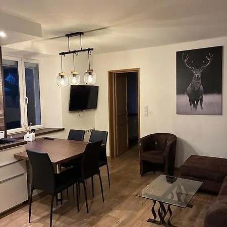 Le Cerf Au Pied Des Montagnes Et Des Lacs